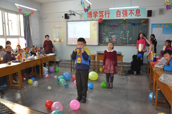 忻州市长征路小学迎新年活动丰富多彩