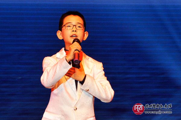 童心童语同欢庆  童音童舞贺新春