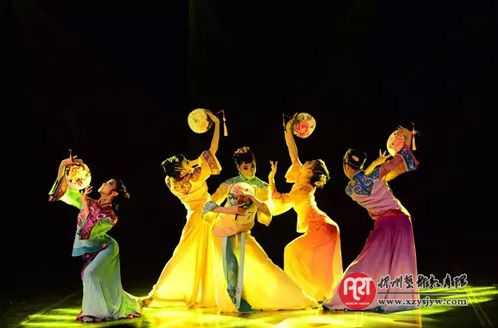 家长进入舞蹈课堂其实是在分散学生的注意力