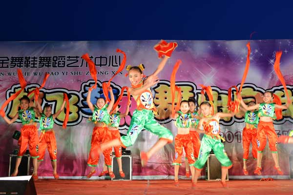 金舞鞋舞蹈艺术中心成功举办2015专场文艺晚会