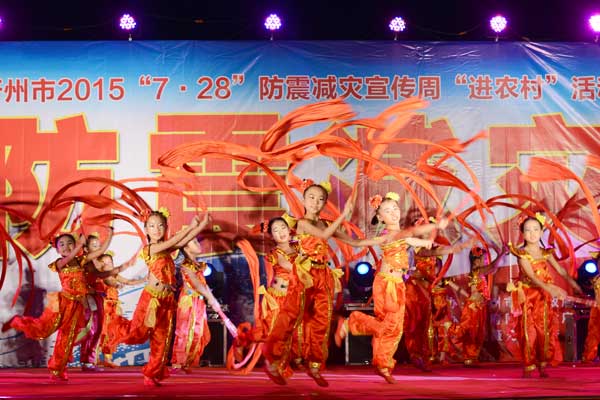 杜微艺术学校文艺表演助力防震减灾宣传“进农村”