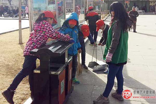 爱环境 保清洁 青苹果少儿口才培训中心“小雷锋”活动受欢迎