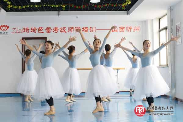 金孔雀舞蹈中心举办琦琦芭蕾师资培训汇报展示会