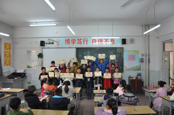 忻州市长征路小学迎新年活动丰富多彩
