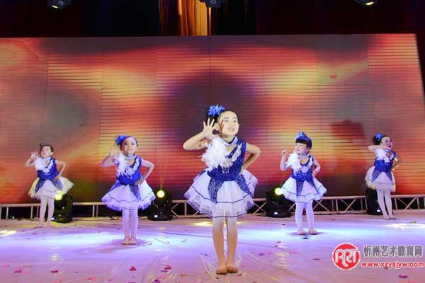 “与爱同行　从心出发”赵莉舞蹈学校隆重举办2016校园春节联欢会