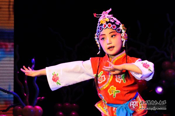 童心童语同欢庆  童音童舞贺新春