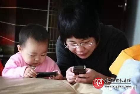 你看手机,孩子在看你