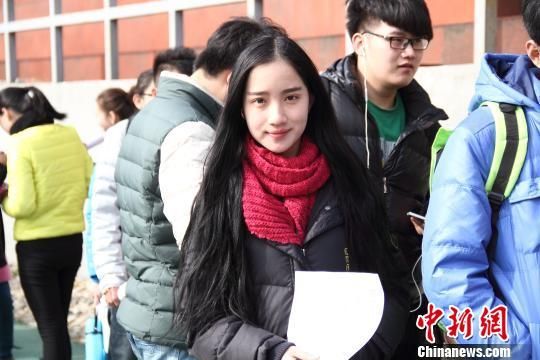艺考现场:俊男美女扎堆艺考独木桥