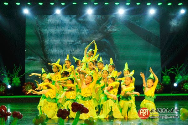 童心童语同欢庆  童音童舞贺新春