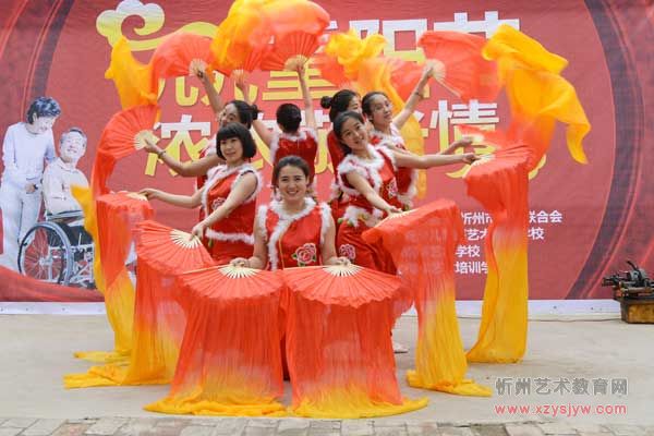 忻州3艺校在敬老院与老人共度重阳节
