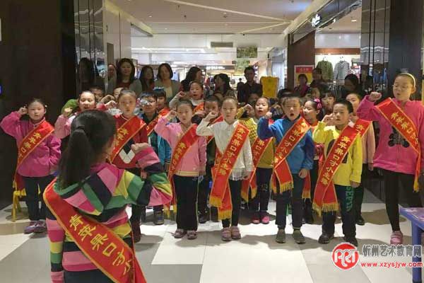 爱环境 保清洁 青苹果少儿口才培训中心“小雷锋”活动受欢迎