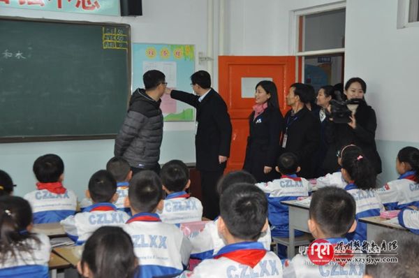 长征路小学接受国家卫生城市技术评估组评估