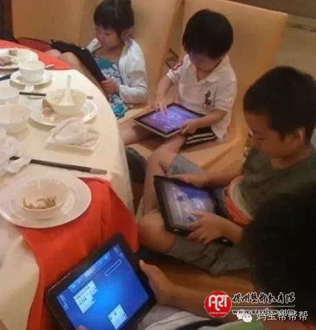 你看手机,孩子在看你