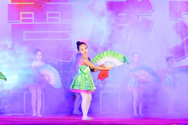 杜微艺术学校文艺表演助力防震减灾宣传“进农村”