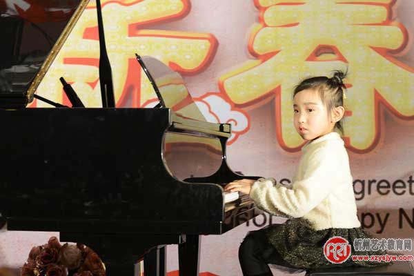 “琴音袅绕 喜迎新春”钢琴音乐会精彩纷呈