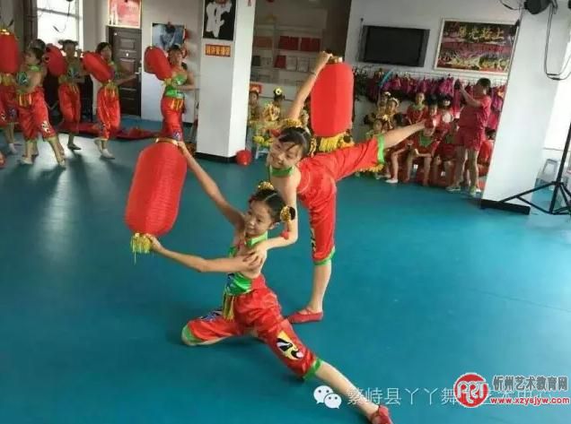 繁峙:丫丫舞蹈艺术中心紧锣密鼓排节目 备战省台少儿元宵文艺晚会