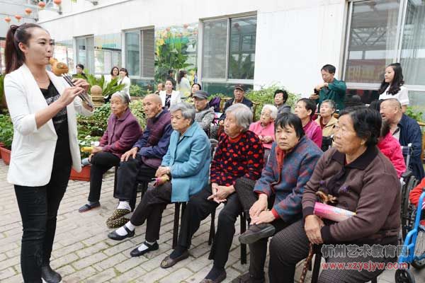 忻州3艺校在敬老院与老人共度重阳节