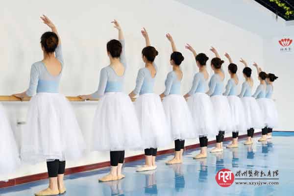 金孔雀舞蹈中心举办琦琦芭蕾师资培训汇报展示会