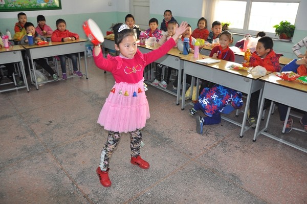 忻州市长征路小学迎新年活动丰富多彩