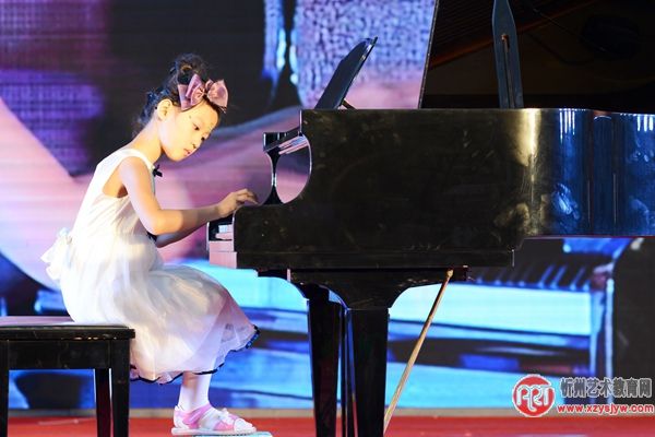“中华崛起·飞燕腾飞” 飞燕钢琴艺术学校成功举办消夏音乐会