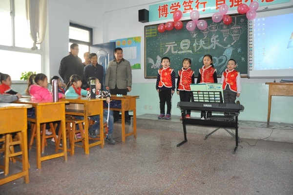忻州市长征路小学迎新年活动丰富多彩