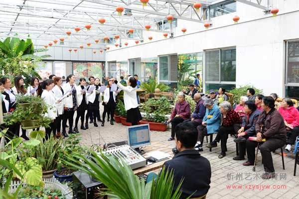 忻州3艺校在敬老院与老人共度重阳节
