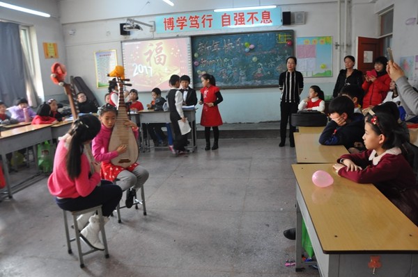 忻州市长征路小学迎新年活动丰富多彩