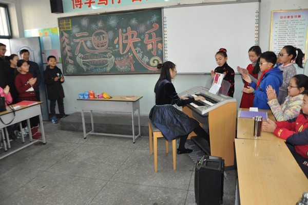 忻州市长征路小学迎新年活动丰富多彩