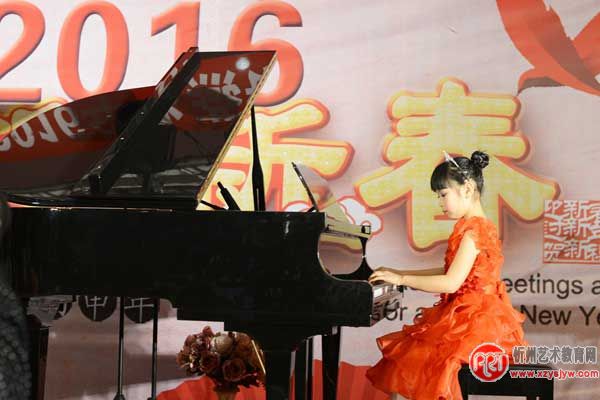 “琴音袅绕　喜迎新春”钢琴音乐会精彩纷呈