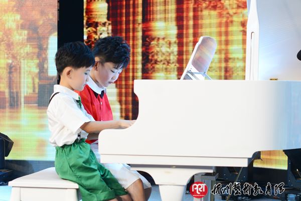 《妈妈的吻》 演奏者：白卓群  白卓凡