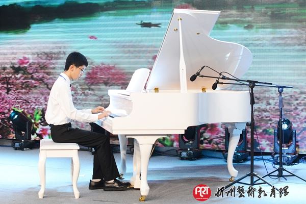 《山丹丹开花红艳艳》 演奏者：陈书恺