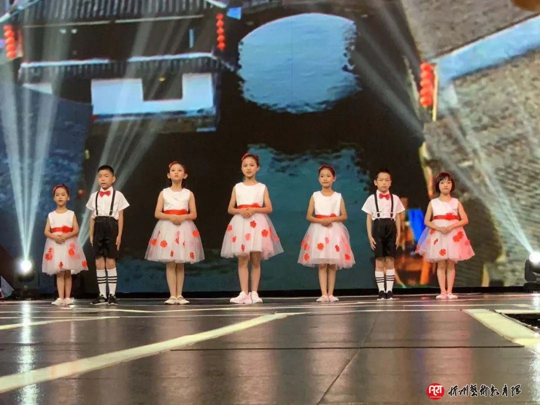 孩子适合学播音主持吗？学习播音主持的好处有哪些