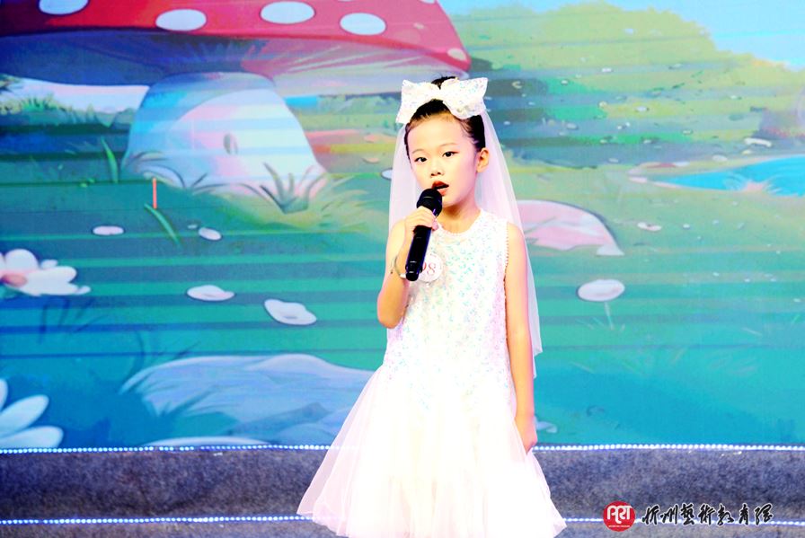 作品：《我长大了》　表演：张钰彤　 选送：凯晨口才培训中心