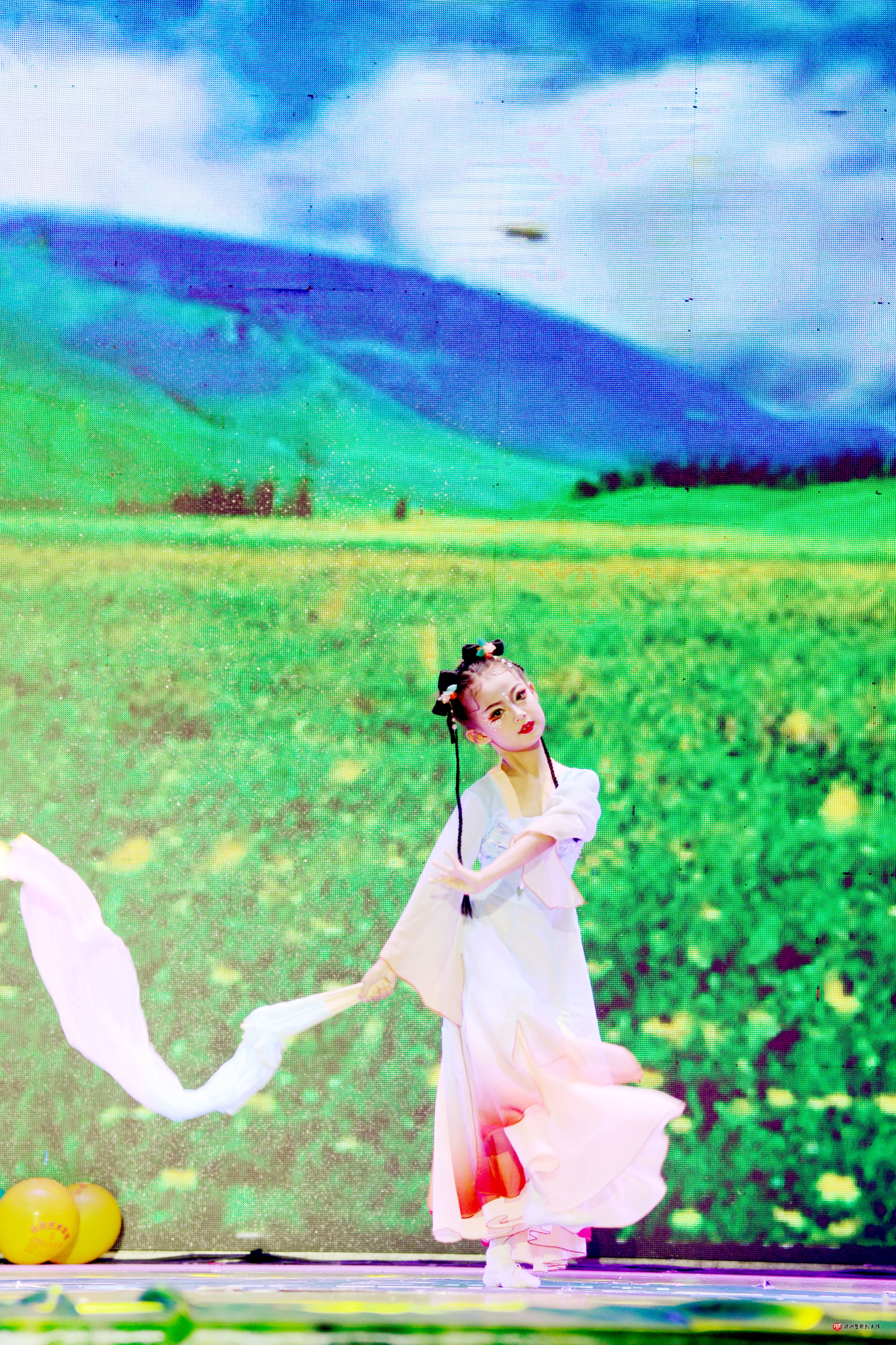 舞蹈：《芊芊》　表演者：宿芷璇　 选送：杜薇艺术学校