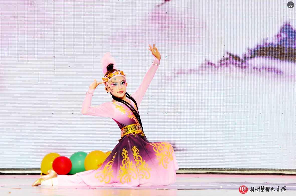 舞蹈：《铃铛儿》　表演：刘佳逸　选送：杜薇艺术学校