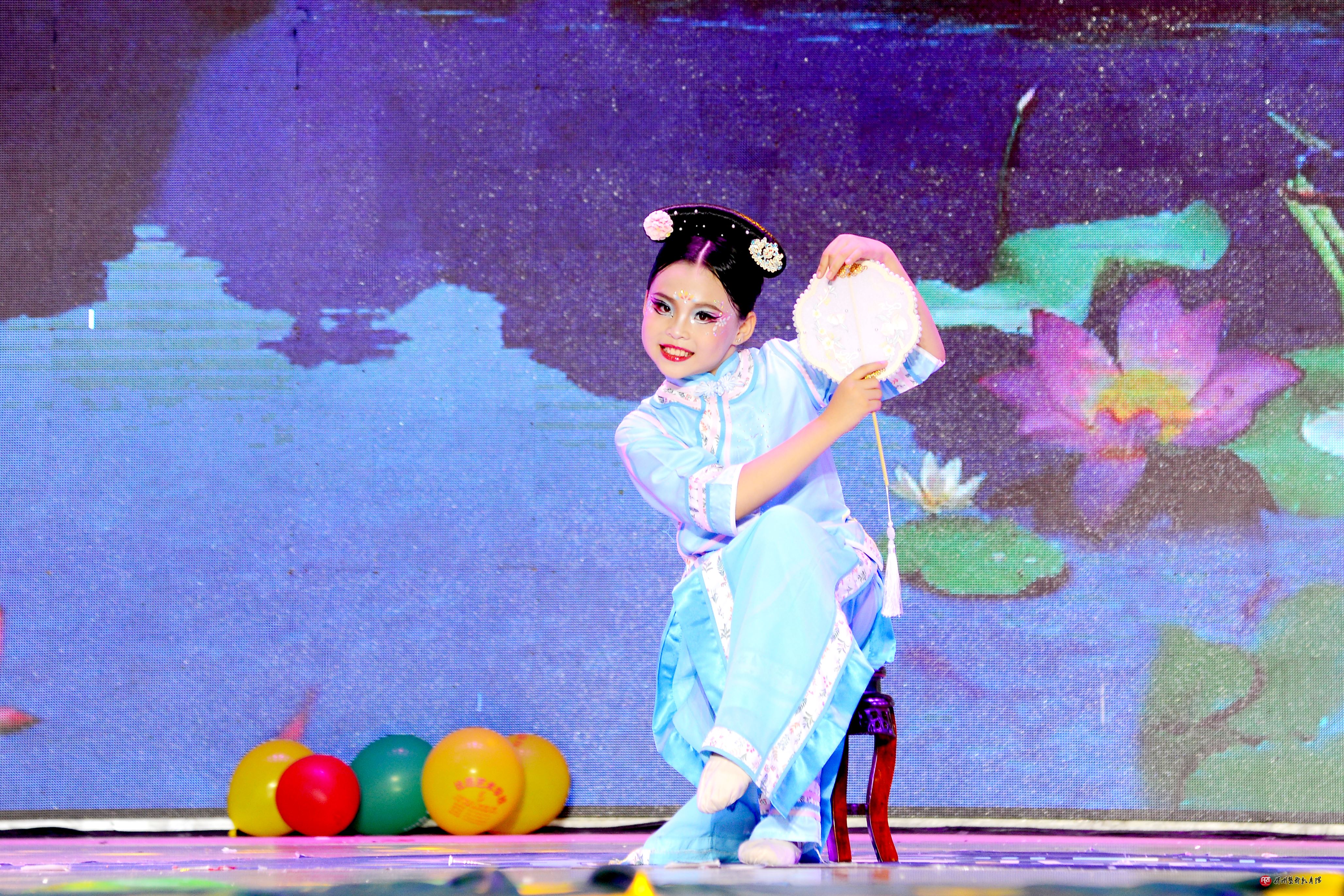 舞蹈：《格格》　表演：赵芝颖　选送：杜薇艺术学校