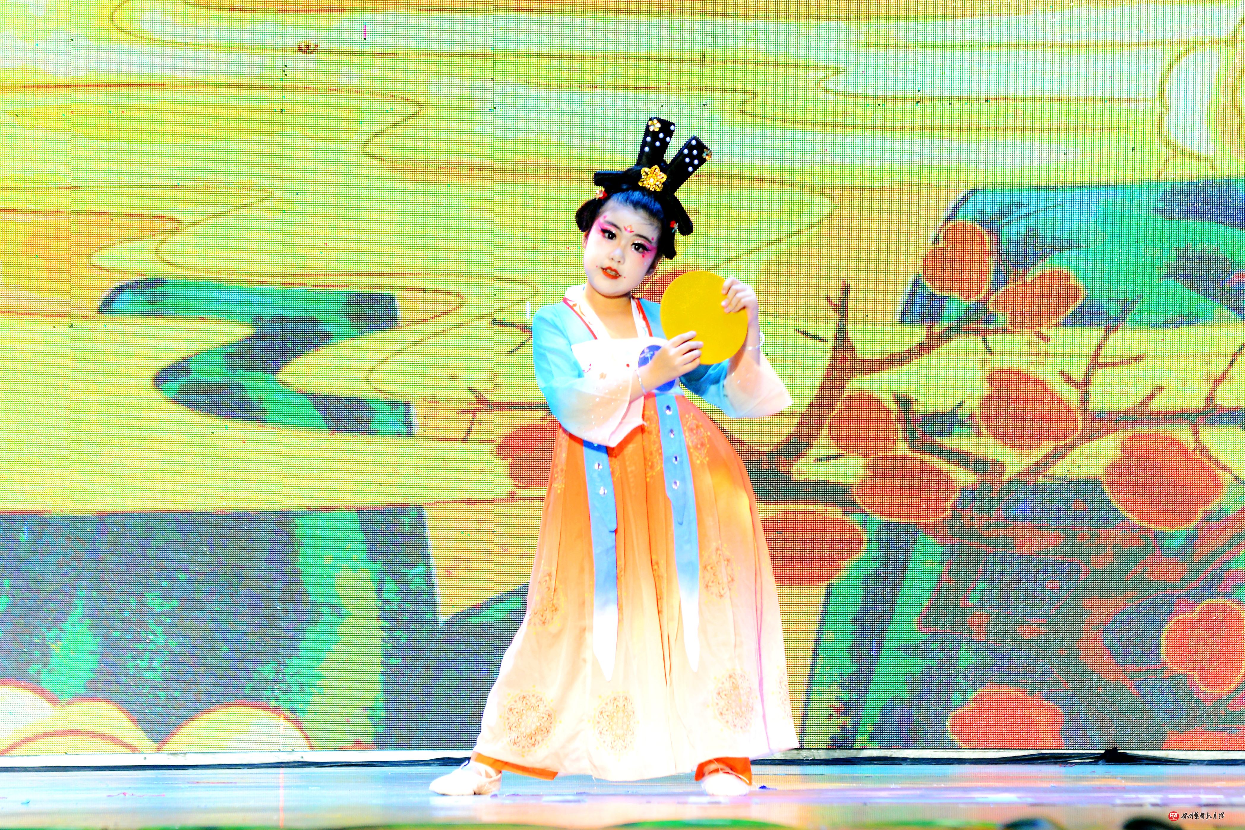 舞蹈：《执镜俑》　 表演：张书榕　 选送：宁武县舞加舞艺术培训中心